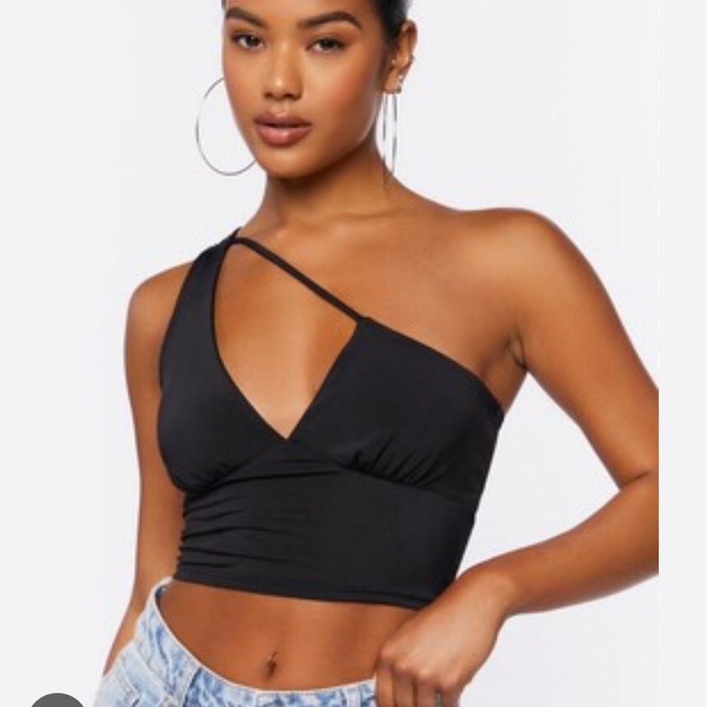 NWOT Forever 21 cutout one shoulder crop top in size medium